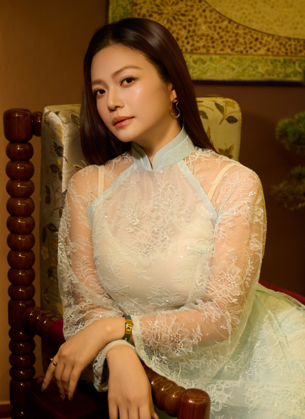 Ở tuổi 45, NSƯT Kiều Anh gây chú ý với diện mạo thanh lịch, khác nhiều so với hình ảnh Nhung mộc mạc trong Phía trước là bầu trời 26 năm trước.