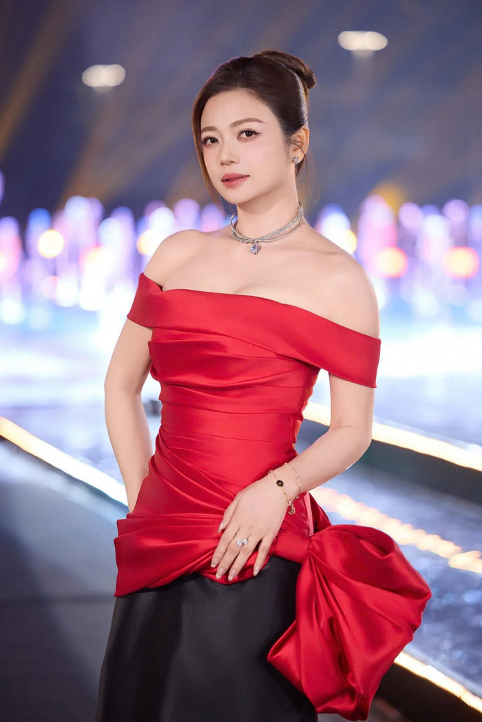 Nền tảng nhiều năm làm nghệ sĩ múa giúp NSƯT Kiều Anh duy trì thói quen vận động và vóc dáng cân đối ở tuổi 45.