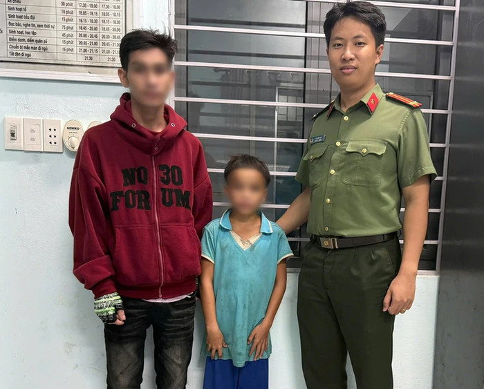 Anh rể đến Công an xã Phước Năng đón A Quốc về nhà - Ảnh: TRẦN THANH&nbsp;
