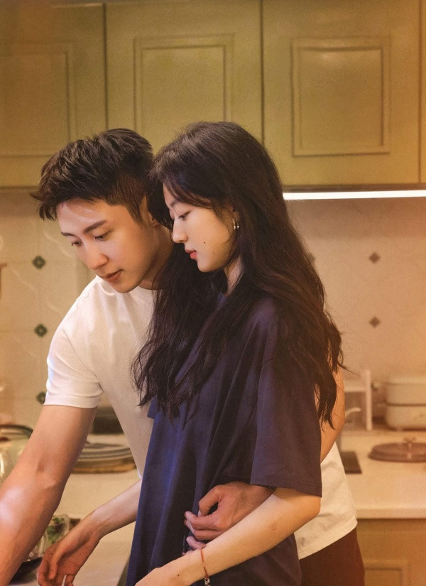 Đông Chí kết hợp giữa trinh thám, kinh dị và tình cảm khi đưa Lục Yên, một nữ bác sĩ gây mê, gặp lại Giang Thành Ngật, cảnh sát tổ trọng án và cũng là mối tình đầu của cô sau tám năm xa cách. Cuộc tái ngộ diễn ra đúng lúc cả hai bị cuốn vào quá trình điều tra một vụ án giết người hàng loạt có liên quan đến những người từng xuất hiện trong quá khứ. Trong khi lần theo các manh mối, Lục Yên và Giang Thành Ngật cũng phải đối diện với những hiểu lầm chưa được giải quyết từ nhiều năm trước. Hoàng Cảnh Du và Tôn Thiên đảm nhận hai nhân vật trung tâm, tạo nên tuyến tình cảm đan xen với diễn biến phá án.