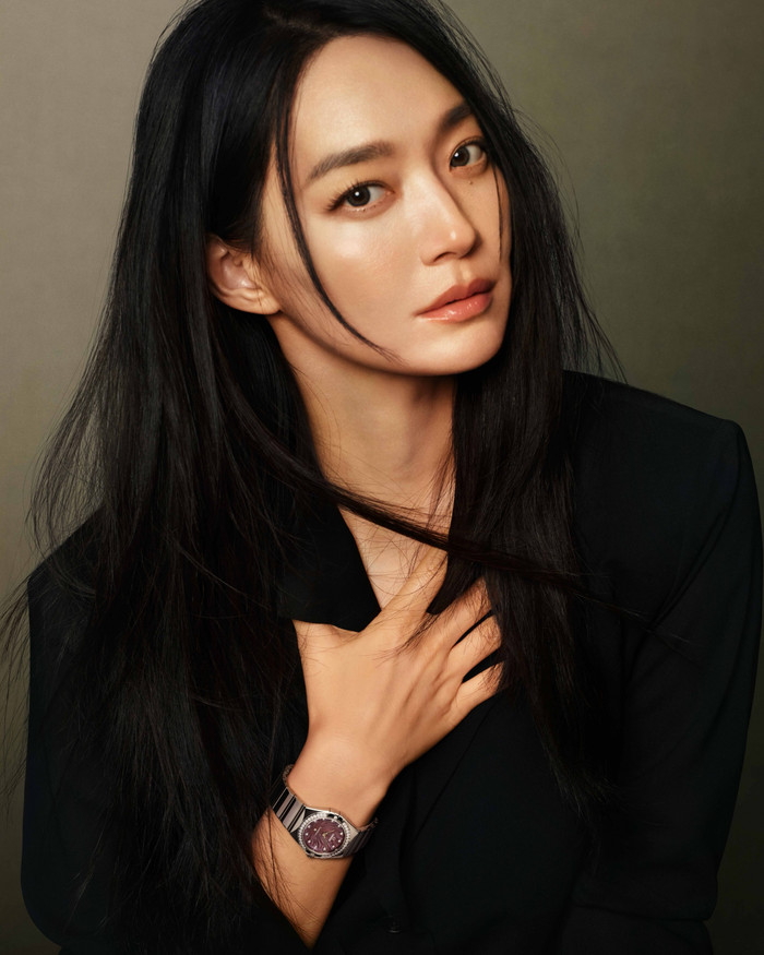 Truyền thông Hàn Quốc đưa tin Shin Min Ah vừa nhận món quà đặc biệt từ gia đình Kim Woo Bin trong quá trình cô quay phim mới.