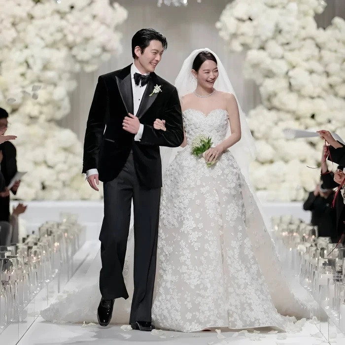 Shin Min Ah và Kim Woo Bin kết hôn vào cuối năm 2025, trở thành cặp đôi được nhiều khán giả yêu thích. (Ảnh Lotte)