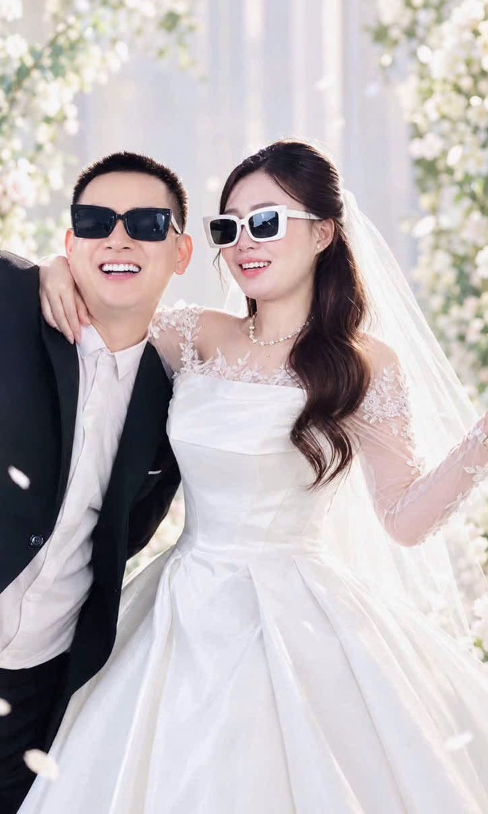 Hoài Lâm xin lỗi vì đăng clip vợ chồng sơ sài. Nam ca sĩ cho biết sẽ chỉnh sửa chỉn chu lại trước khi chia sẻ với khán giả.&nbsp;