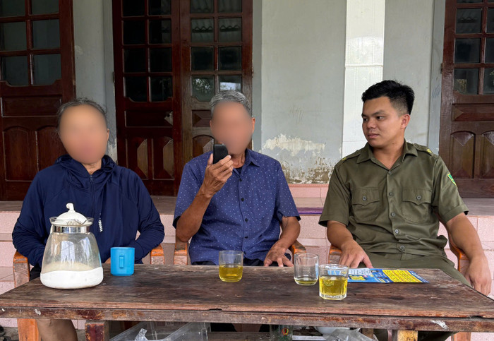 Lực lượng tham gia bảo vệ an ninh, trật tự ở cơ sở có mặt tại gia đình, kịp thời trấn an, giải thích và tuyên truyền, giúp gia đình nhận diện thủ đoạn giả danh cán bộ Công an.&nbsp;