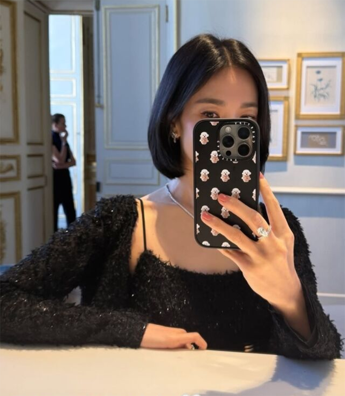 Song Hye Kyo đeo chiếc nhẫn kim cương 3 carat nổi bật.
