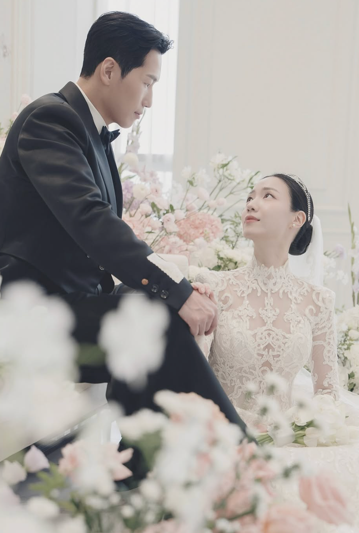 Trước đó, chiều 12/9, Ryu Hwa Young tổ chức hôn lễ kín đáo tại một địa điểm ở Seoul.