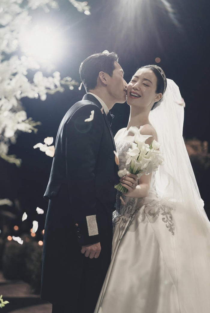 Ryu Hwa Young (T-ara) 'khóa môi' táo bạo bên chồng doanh nhân Ảnh 4