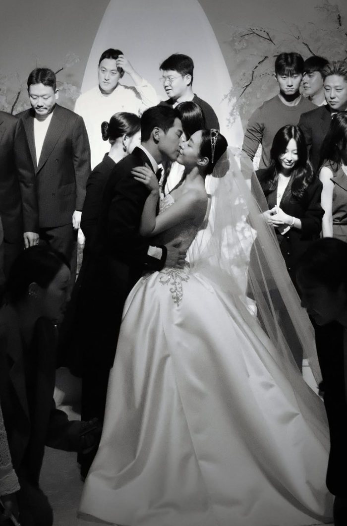 Ryu Hwa Young và chồng thoải mái ôm nhau và trao cho đối phương những nụ hôn nồng nhiệt ngay giữa không gian tiệc cưới.