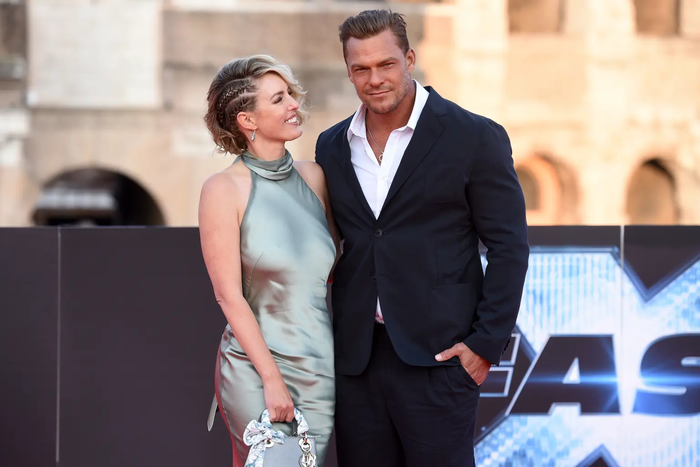 Alan Ritchson được cho là đã âm thầm nộp đơn ly hôn vợ Catherine từ 8 tháng trước.
