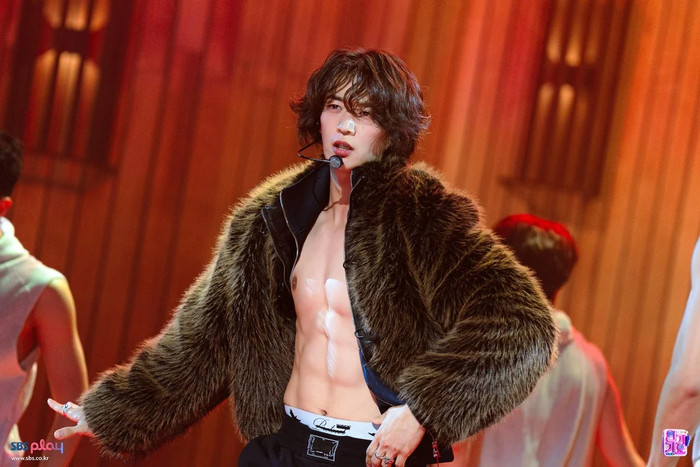 Minho khoe cơ bụng sáu múi, gây chú ý sau 19 năm hoạt động cùng SHINee Ảnh 4