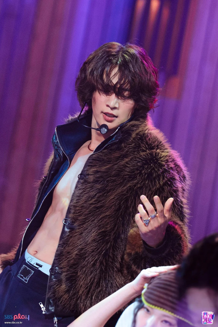 Minho khoe cơ bụng sáu múi, gây chú ý sau 19 năm hoạt động cùng SHINee Ảnh 3