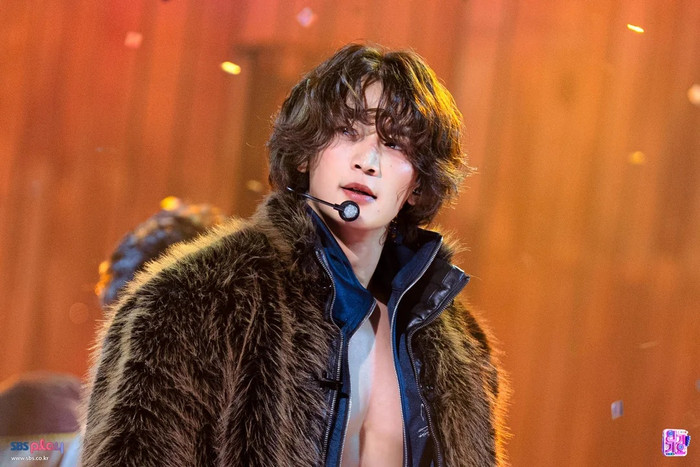 Minho khoe cơ bụng sáu múi, gây chú ý sau 19 năm hoạt động cùng SHINee Ảnh 1
