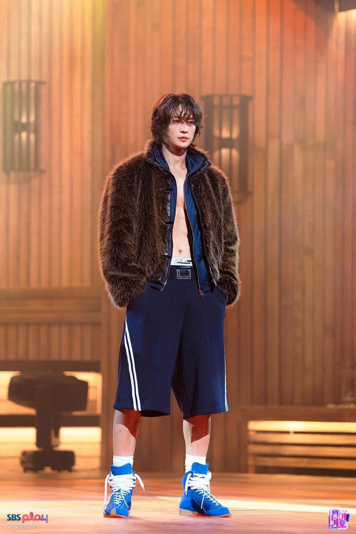 Minho khoe cơ bụng sáu múi, gây chú ý sau 19 năm hoạt động cùng SHINee Ảnh 2