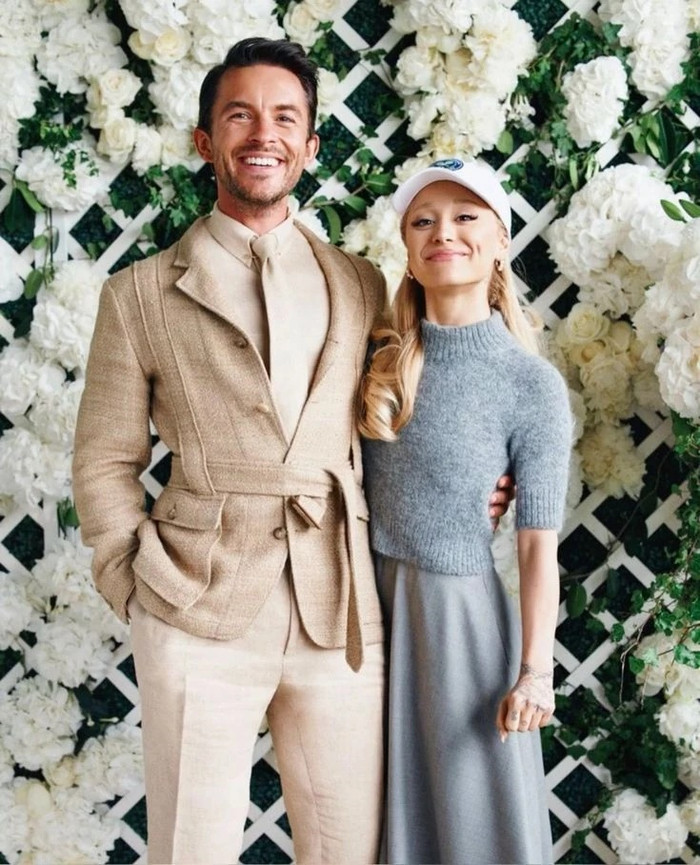 Ariana Grande và Jonathan Bailey cùng rút lui, vở nhạc kịch London bị hủy Ảnh 2