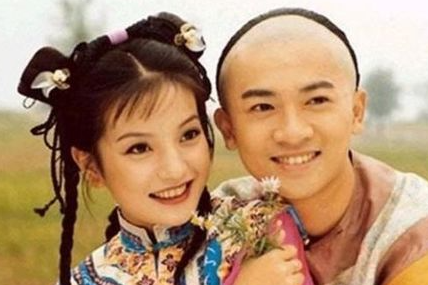Triệu Vy và Tô Hữu Bằng tạo dấu ấn với vai Tiểu Yến Tử và Ngũ A Ca trong Hoàn Châu Cách Cách.&nbsp;