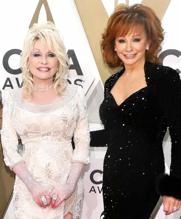 Reba McEntire tri ân Dolly Parton tại lễ trao giải Emmy 2026 Ảnh 2