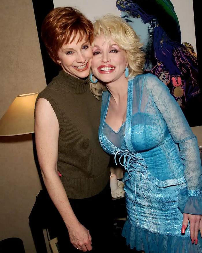 Reba McEntire tri ân Dolly Parton tại lễ trao giải Emmy 2026 Ảnh 1