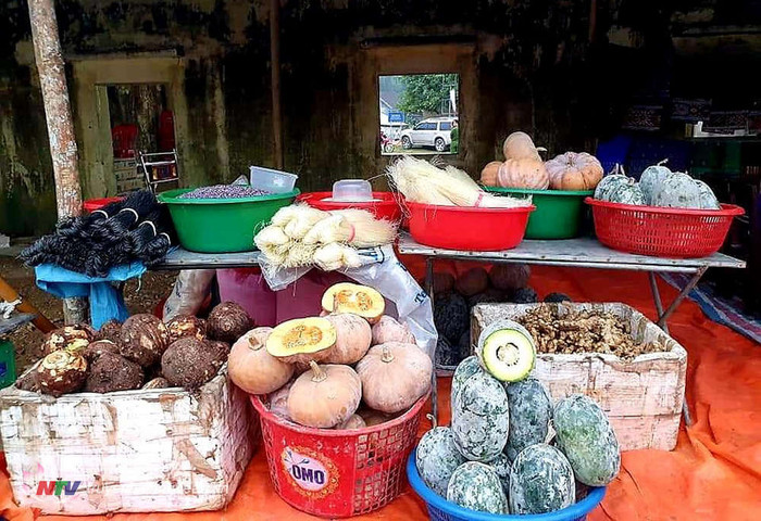 Các sản vật gắn với đời sống của bà con được bày bán. Ảnh: Truyền hình Nghệ An