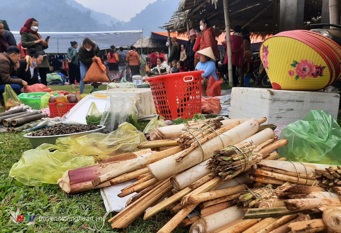 Những món hàng được bày bán không mấy cầu kỳ nhưng lại khiến du khách đáng nhớ. Ảnh: Truyền hình Nghệ An