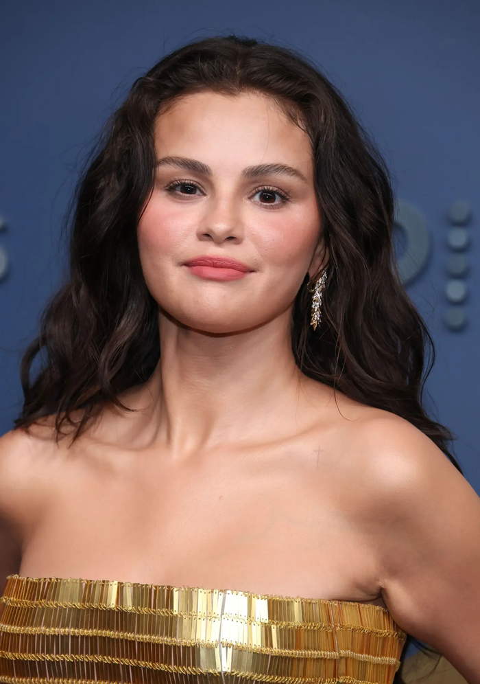 Selena Gomez mang đến hình ảnh đầy cuốn hút trên thảm đỏ Emmy 2026 mới đây.