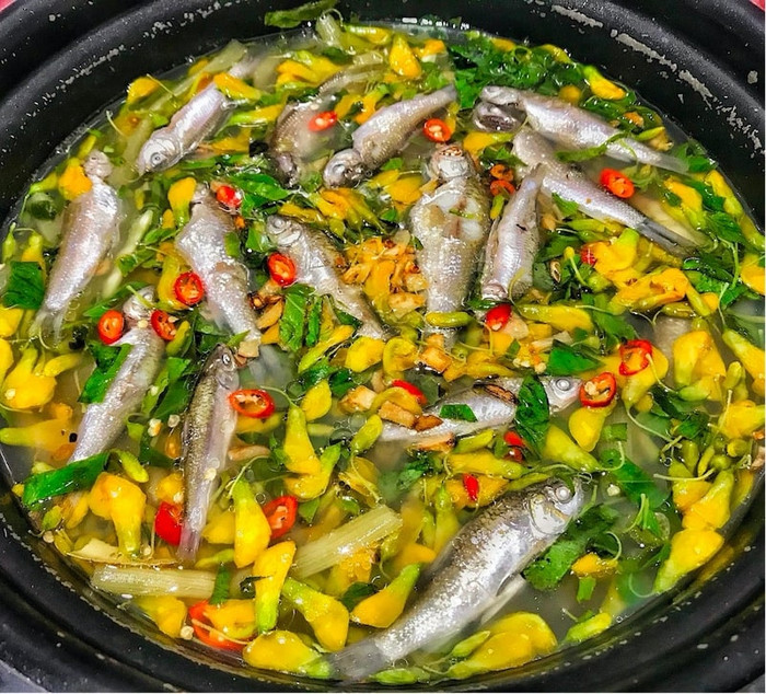 Cá linh nấu cùng bông điên điển. Ảnh: Sưu tầm