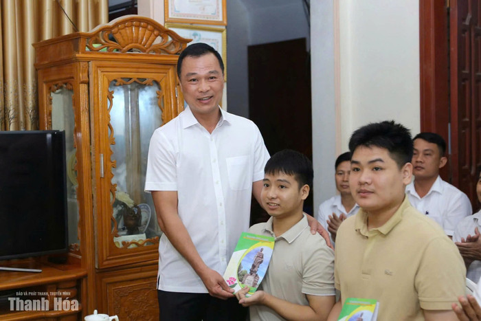 Chủ tịch UBND tỉnh Tô Anh Dũng tại buổi chúc mừng em Ngô Văn Hiếu và Nguyễn Tất Minh. Ảnh: báo Thanh Hóa&nbsp;