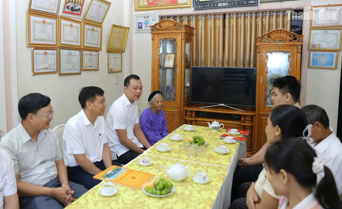 Chủ tịch UBND tỉnh Tô Anh Dũng thăm, chúc mừng hai em Ngô Văn Hiếu và Nguyễn Tất Minh. Ảnh: báo Thanh Hóa&nbsp;