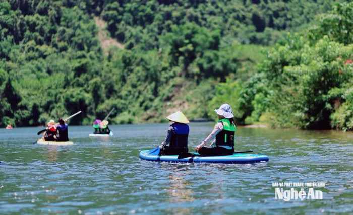 Du khách chèo SUP trên sông Giăng. Ảnh: báo Nghệ An