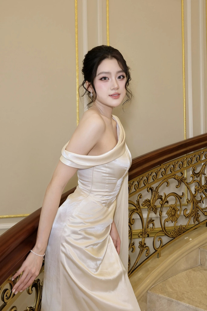 Hoa hậu Phan Phương Oanh sinh ra và lớn lên ở Hà Nội.