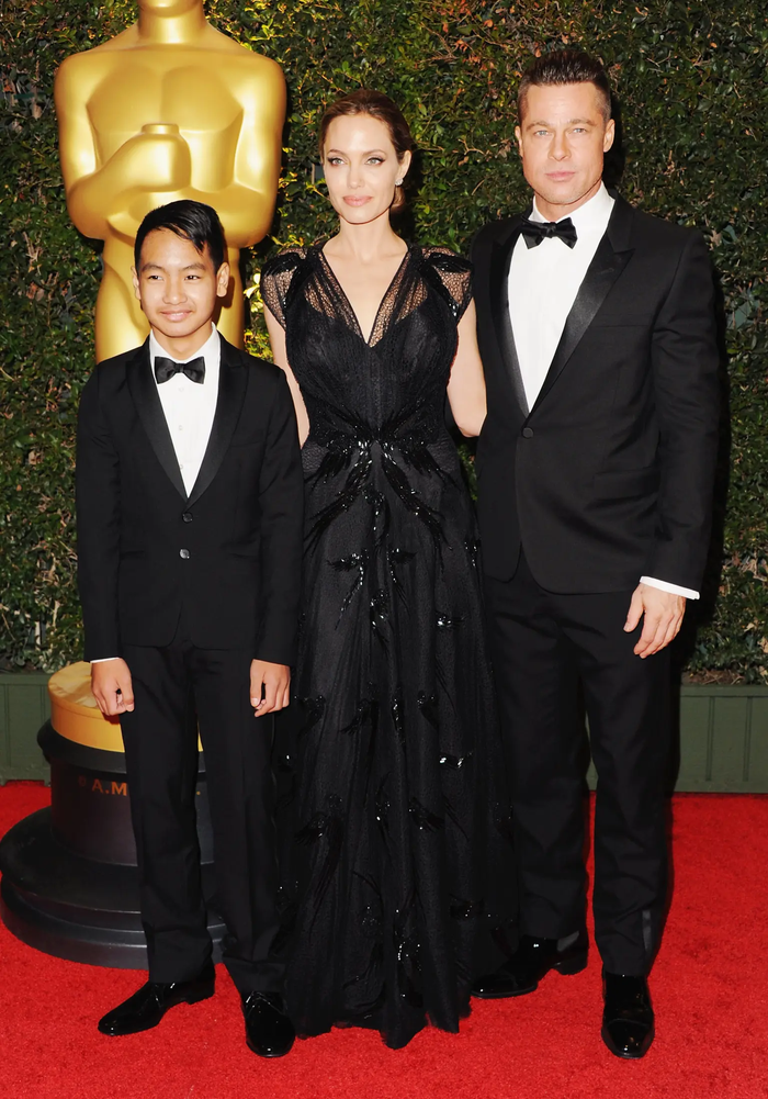 Hình ảnh con trai cả Maddox chụp cùng Angelina Jolie và Brad Pitt năm 2013.