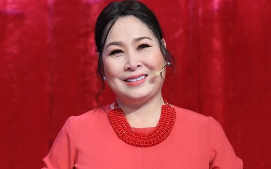 NSND Hồng Vân tiếp tục tìm thấy niềm vui trong công việc sau hơn 40 năm làm nghề. Ảnh: FBNV