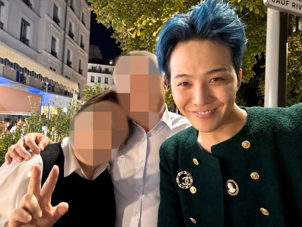 G-Dragon xuất hiện tại Pháp với mái tóc xanh dương nổi bật. (Ảnh từ Chosun)