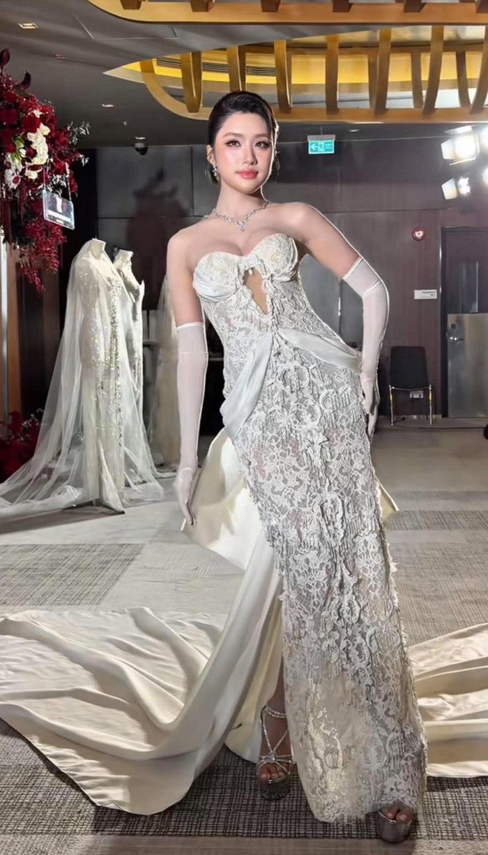Phương Oanh diện váy trắng, hóa cô dâu lộng lẫy tại một sự kiện thời trang.&nbsp;