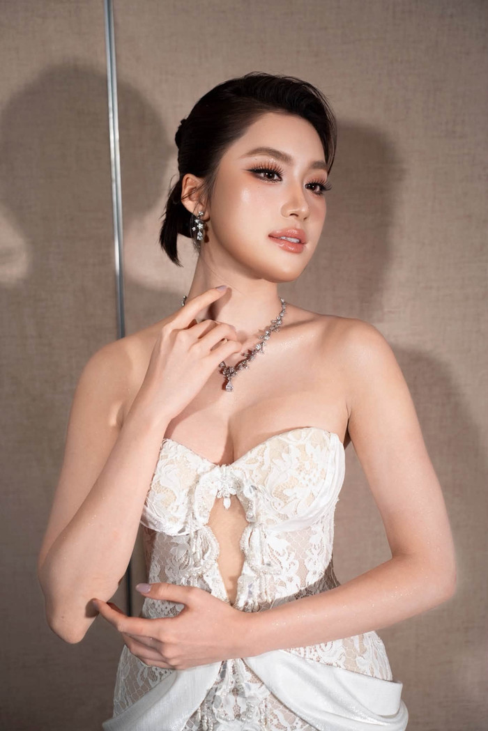 Nhiều khán giả dành lời khen khi Phương Oanh hóa cô dâu xinh đẹp.