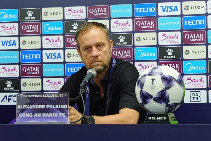 Dù nhận thất bại 1-4 trước Gamba Osaka ở trận ra quân AFC Champions League Elite 2026/27, HLV Polking vẫn dành nhiều lời khen cho tinh thần thi đấu của các học trò. Ảnh: CLB CAHN