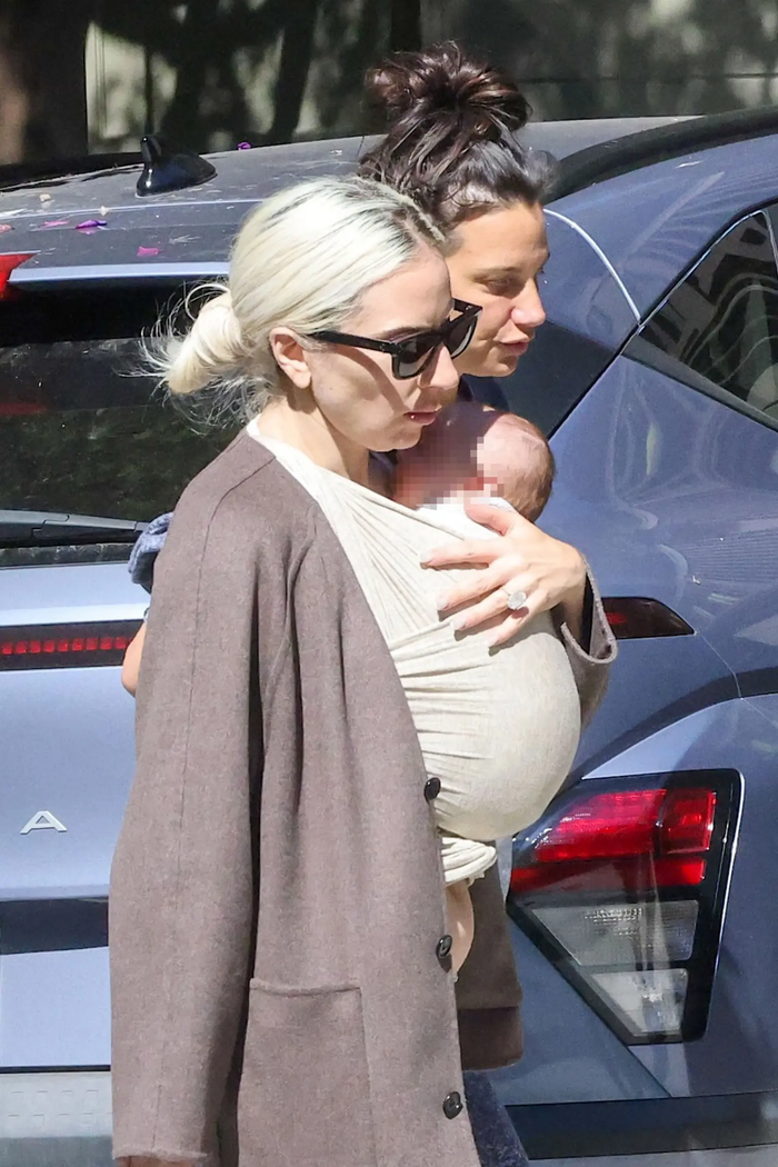 Những hình ảnh đầu tiên ghi lại Lady Gaga bên em bé tại khu vực Bắc California.