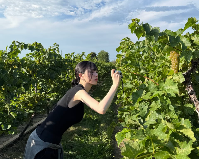 Karina lựa chọn trang phục mang phong cách thời trang kết hợp giữa đồ thể thao và trang phục thường ngày.