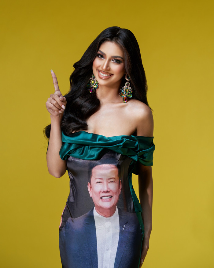 Người đẹp đến từ Singapore mặc váy in hình chủ tịch Miss Grand International.&nbsp;