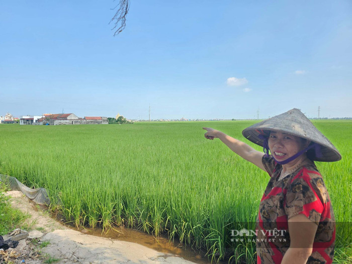 Người dân Bơn Ngạn chỉ tay về 'xóm đảo' yên bình. Ảnh: VT