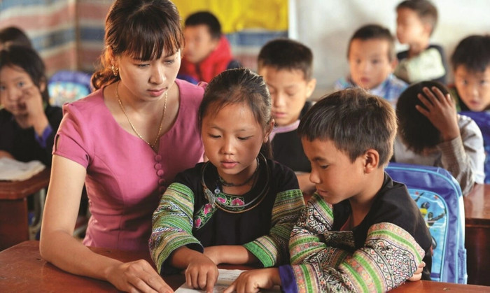 Ưu tiên bố trí nguồn lực, thực hiện cơ chế hỗ trợ phù hợp đối với vùng đồng bào dân tộc thiểu số và miền núi. Ảnh: MOET