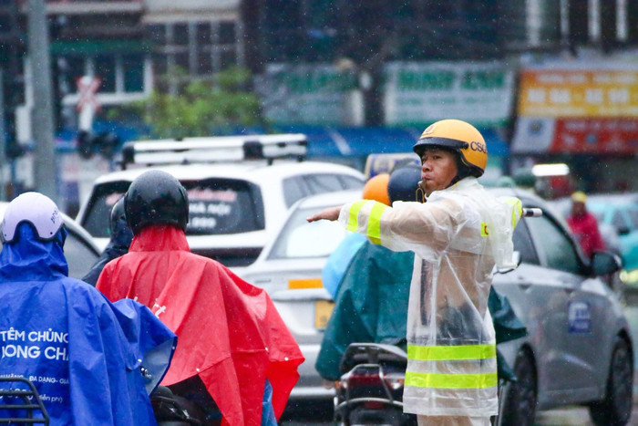 CSGT tăng cường phân luồng, phòng ngừa ùn tắc. Ảnh: Công an TP Hà Nội