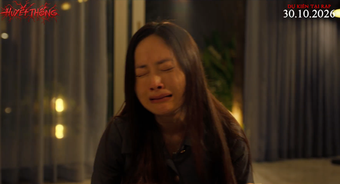 Lan Phương trở lại với dòng phim kinh dị trong Huyết Thống, nữ diễn viên hóa thân thành người mẹ phải đối diện với những bất thường xảy ra với con gái. Ảnh: NSX