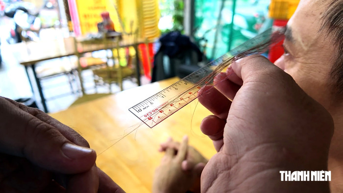 Bộ lông mày của ông Năng dài hơn 20cm. Nguồn ảnh: báo Thanh Niên