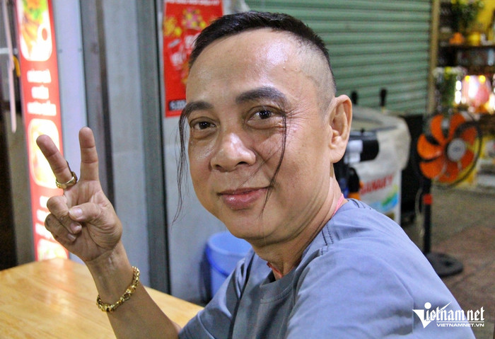 Chân dung người đàn ông sở hữu cặp lông mày dài hơn 20cm. Nguồn ảnh: VietNamNet