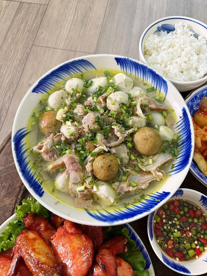 Canh sườn sụn nấu sấu. Ảnh: Eva
