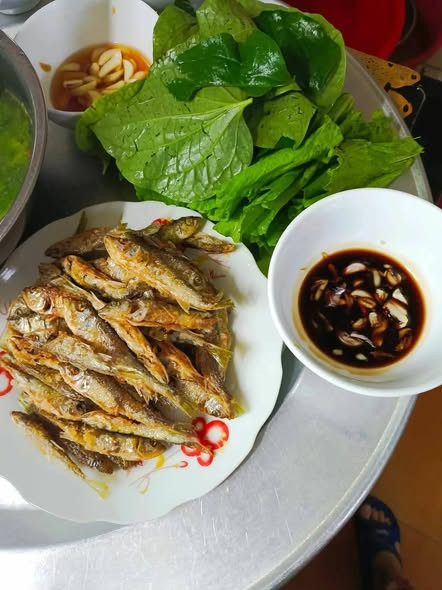Cá chiệc suối chiên giòn. Ảnh: Hương Lê