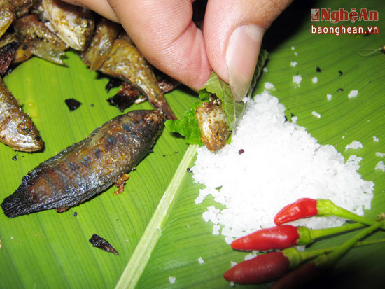 Cá suối nướng chuyển sang màu vàng đẹp mắt là có thể thưởng thức. Ảnh: báo Nghệ An