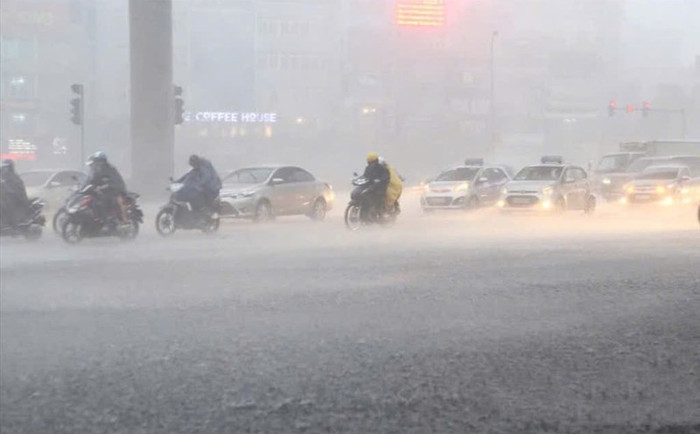 Mưa trắng trời tại nhiều khu vực, người dân chật vật di chuyển trong những cơn mưa lớn. Ảnh minh họa