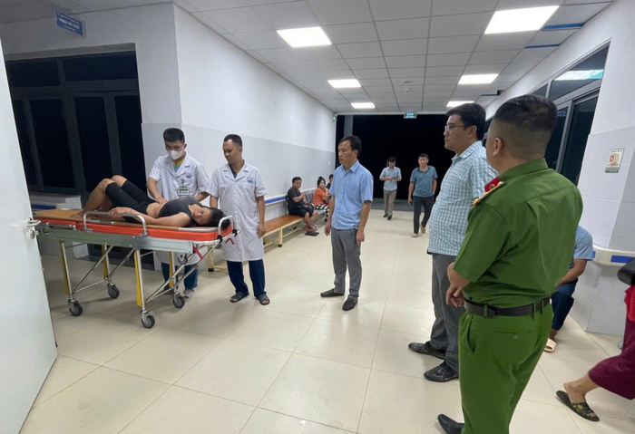 Công an xã Tam Thái kịp thời hỗ trợ đưa người dân đi cấp cứu trong đêm lũ. Ảnh: Bộ Công an
