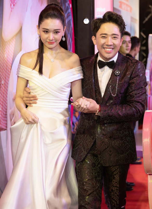 Trấn Thành và Hari Won tại họp báo phim Tết Cua lại vợ bầu.
